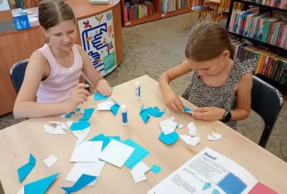 Smerfy zawitały do biblioteki w Spytkowicach – wakacyjne zajęcia dla dzieci