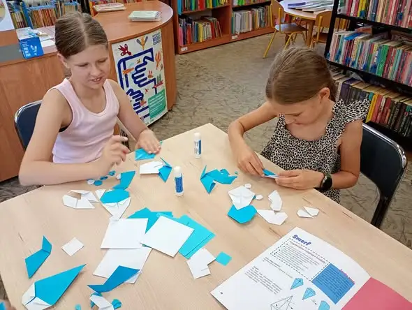 Smerfy zawitały do biblioteki w Spytkowicach – wakacyjne zajęcia dla dzieci