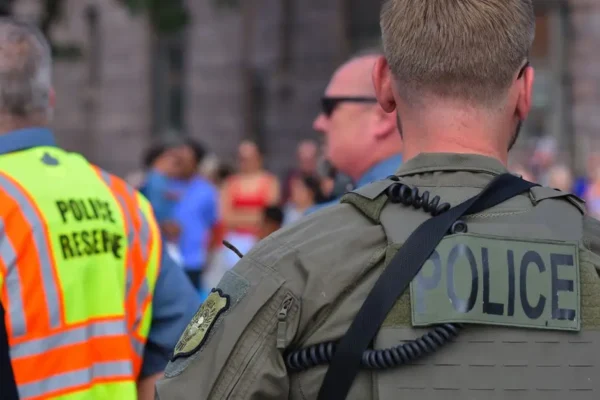 Policjanci z Nowego Targu edukują mieszkańców podczas wakacyjnych pikników