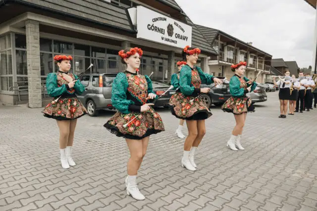 Dzieciaki-Dęciaki: Muzyka i zabawa na stadionie w Jabłonce