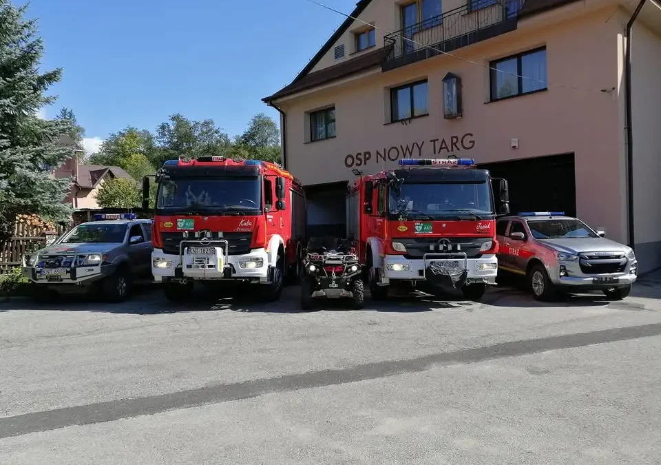 Ćwiczenia strażaków w Nowym Targu – pożar, wybuchy i ewakuacja