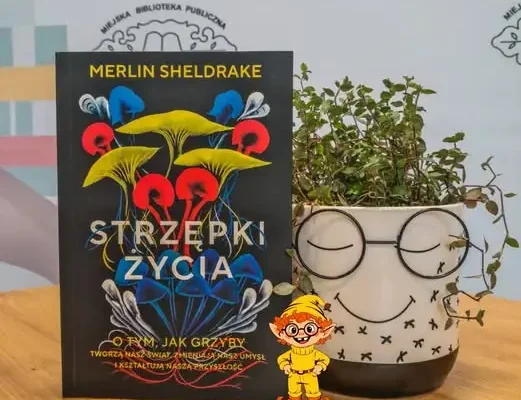 Chochlik biblioteczny odkrywa fascynujący świat grzybów – recenzja książki „Strzępki życia”