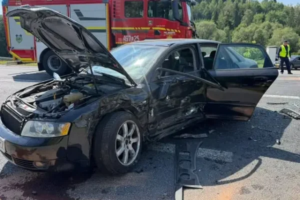Kolizja dwóch aut na DK7 w Orawce – interweniowały służby