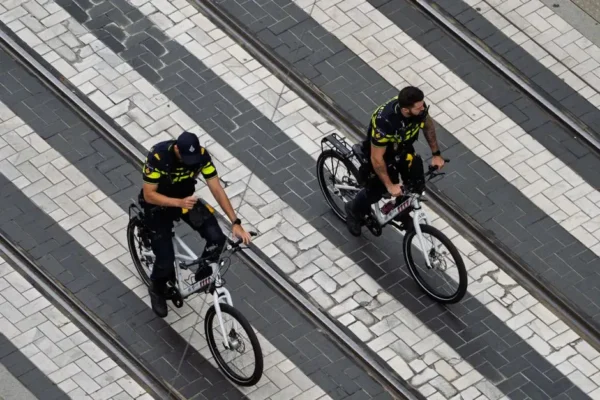 Policjanci z Szczawnicy patrolują trasy rowerowe nad Jeziorem Czorsztyńskim