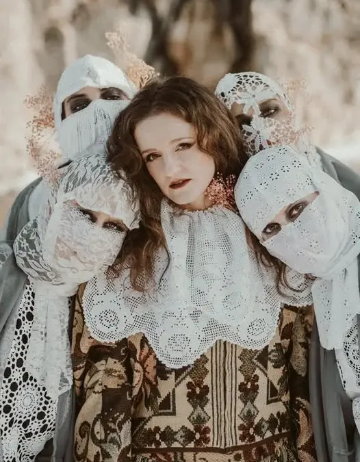 Basia Giewont zaśpiewa podczas Jesiennego Redyku Wołoskiego w Ochotnicy Górnej