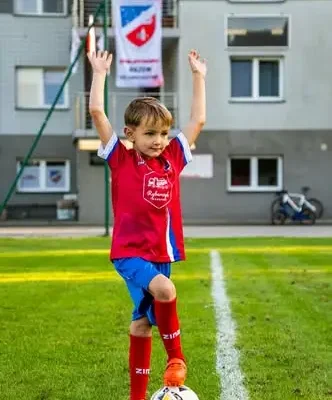 Nowe stroje dla młodych piłkarzy z klubu Astra Spytkowice