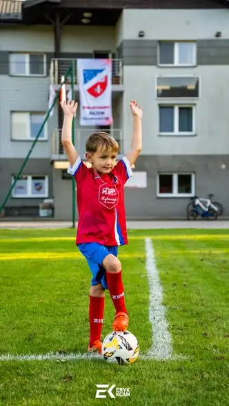 Nowe stroje dla młodych piłkarzy z klubu Astra Spytkowice