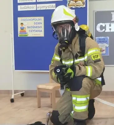 Strażak czytał przedszkolakom w Bachowicach z okazji Dnia Głośnego Czytania