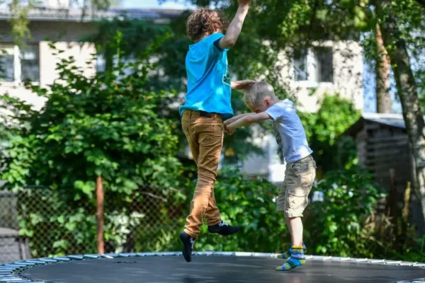 Wakacje w Szaflarach: bezpłatne trampoliny i kino plenerowe przyciągnęły tłumy